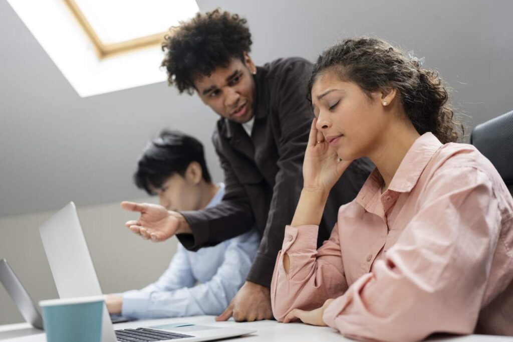 Colega de trabalho incomodando o outro profissional (Freepik)