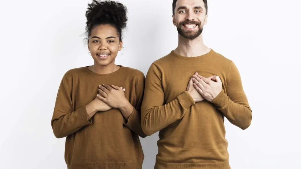 Imagem Homem e mulher com as maos no coracao do artigo Construindo relações por meio da comunicação afetiva