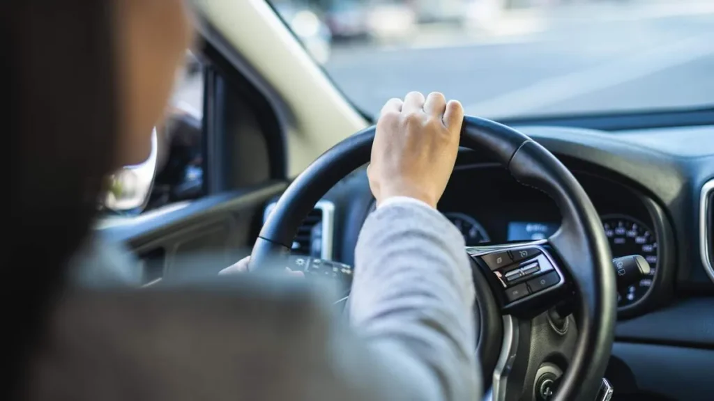Imagem Mulher dirigindo do artigo Detran-SP libera carro automático para tirar CNH