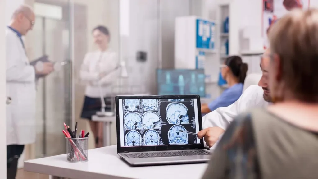 Imagem Mulher no consultorio medico em uma consulta neurologica do artigo Convulsão, saúde neurológica e sinais de alerta