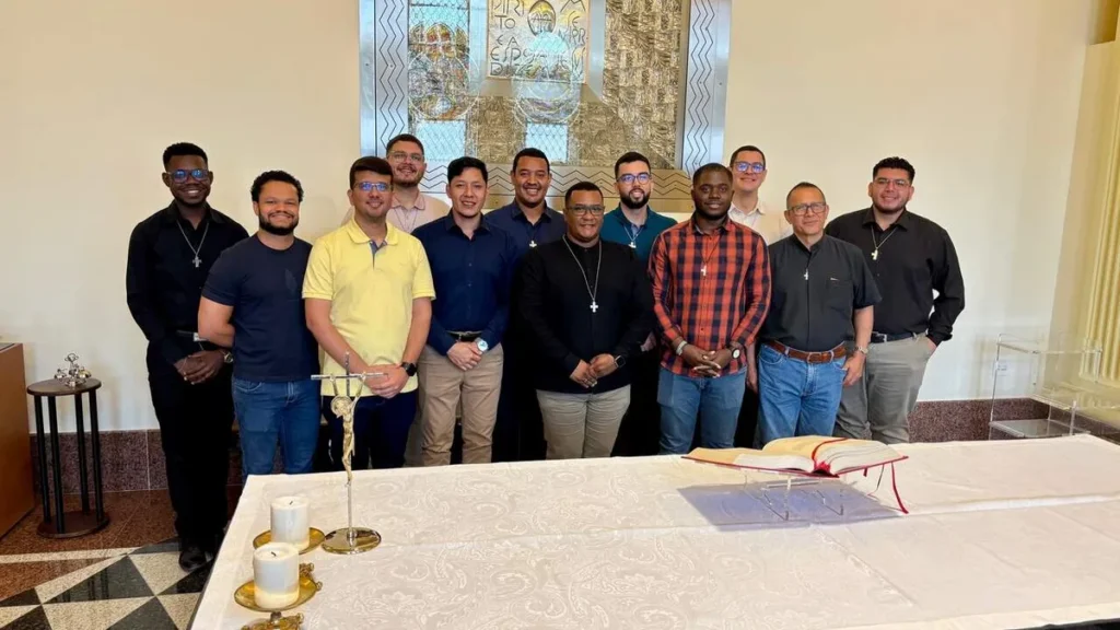 Imagem Novicos Redentoristas na Capela Reservada do artigo Chamados a servir: dez jovens se preparam para a Profissão Religiosa