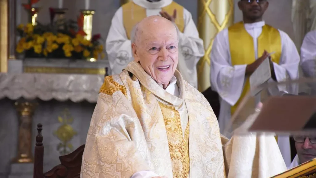 Imagem Padre Penido durante missa do artigo Morre Redentorista Centenário: Pe. José Luciano Jacques Penido