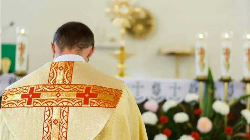 Imagem Padre rezando no Santissimo do artigo In persona Christi: o padre como rosto de Jesus