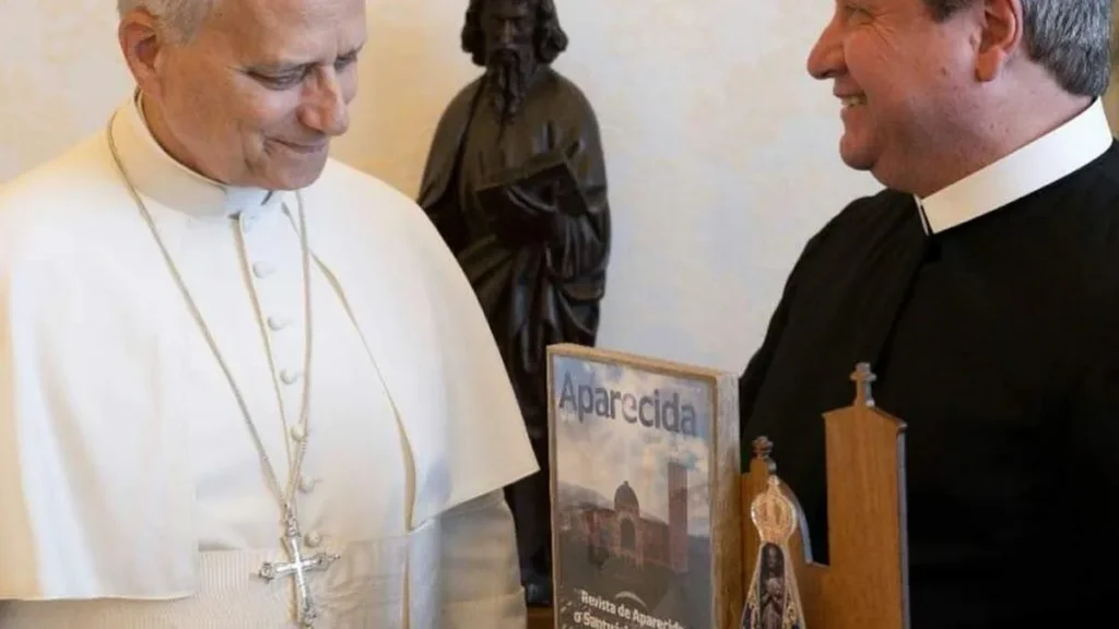 Imagem Papa Leao recebe Revista de Aparecida do artigo Igreja a Caminho: a Sinodalidade vivida pela Família dos Devotos