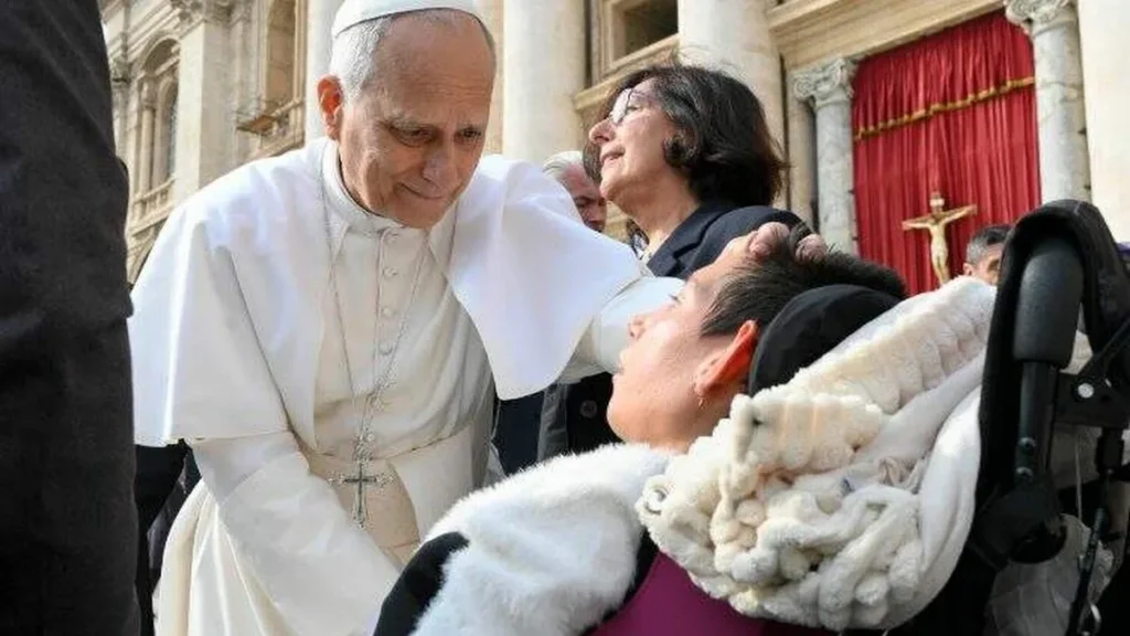 Imagem Papa com fieis doentes do artigo Leão XIV destaca compaixão no Dia Mundial do Doente
