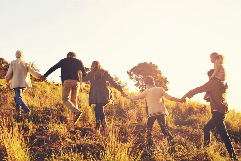 Pessoas caminhando de mãos dadas (Mariusz S/peopleimages.com / AdobeStock)