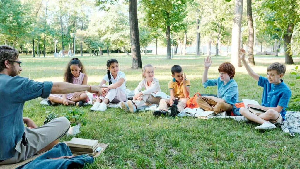 Imagem criancas ao ar livre aprendendo do artigo Confira dicas de encontros ao ar livre na catequese