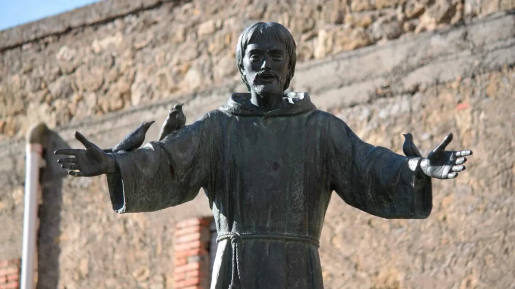 Imagem estatua de sao francisco de assis com passaros em seu braco do artigo Ano Jubilar Franciscano: o que é, indulgência plenária e mais