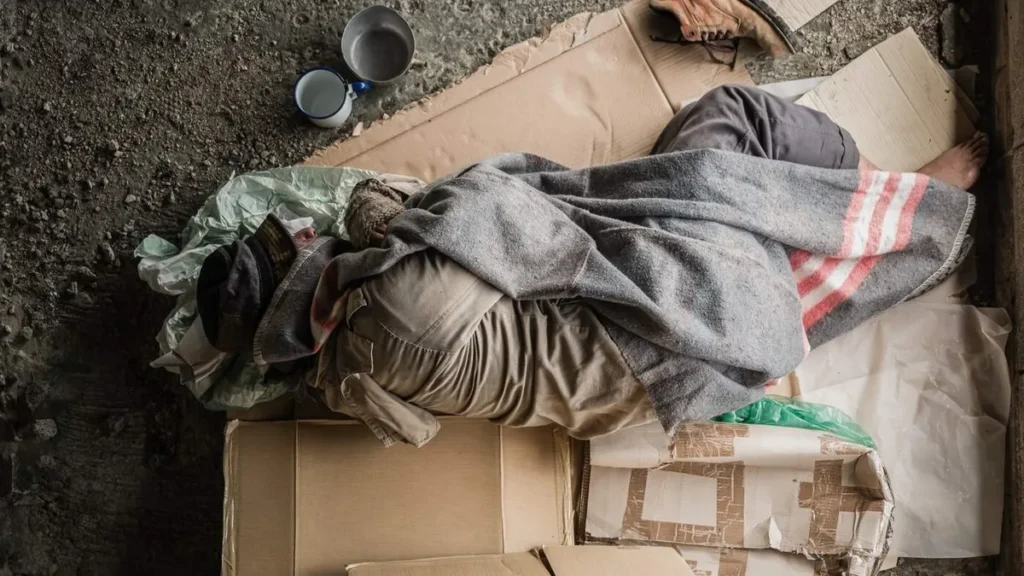 Imagem homem mendigo deitado em um papelao na rua do artigo Curso sobre direitos da população de rua abre nova edição