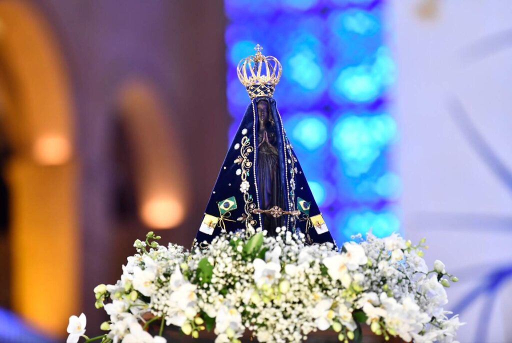 imagem de nossa senhora aparecida em carro andor da novena da tarde no terceiro dia de novena (Lucas Torres/Imprensa)