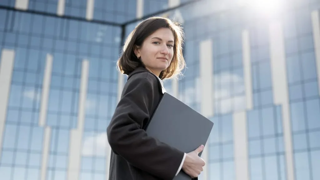 Imagem mulher financeiramente independente vai trabalhar Easy Resize.com do artigo Carreira com propósito, equilíbrio e consciência