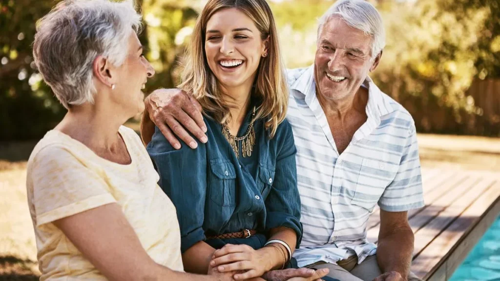 Imagem mulher adulta com seus pais sorrindo do artigo O que significa honrar pai e mãe na vida adulta?