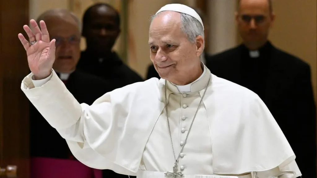 Imagem papa leao XIV acena aos fieis em audiencia geral 2025 do artigo Papa Leão XIV explica como Deus se revela como Pai em Cristo