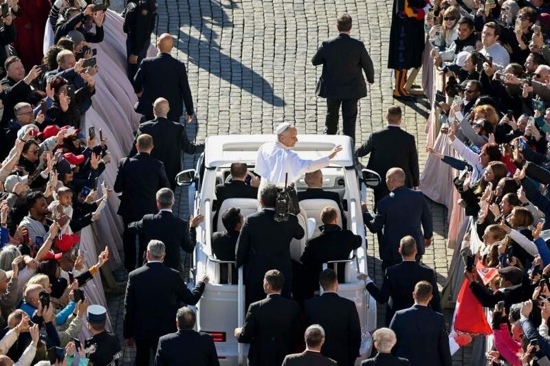 papa leao xiv anda de papa movel cumprimentando fieis na praça são pedro 2025 (Vatican Media)