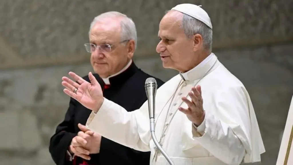Imagem papa leao xiv com as maos abertas falando ao microfone em audiencia geral em 2026 do artigo Audiência Geral: Papa diz que Cristo nos torna amigos de Deus