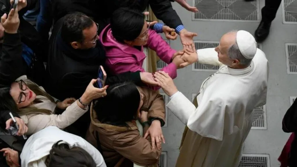 Imagem papa leao xiv cumprimenta mulher em audiencia geral 2026 do artigo Leão XIV orienta catequistas: sentir-se Igreja é o essencial