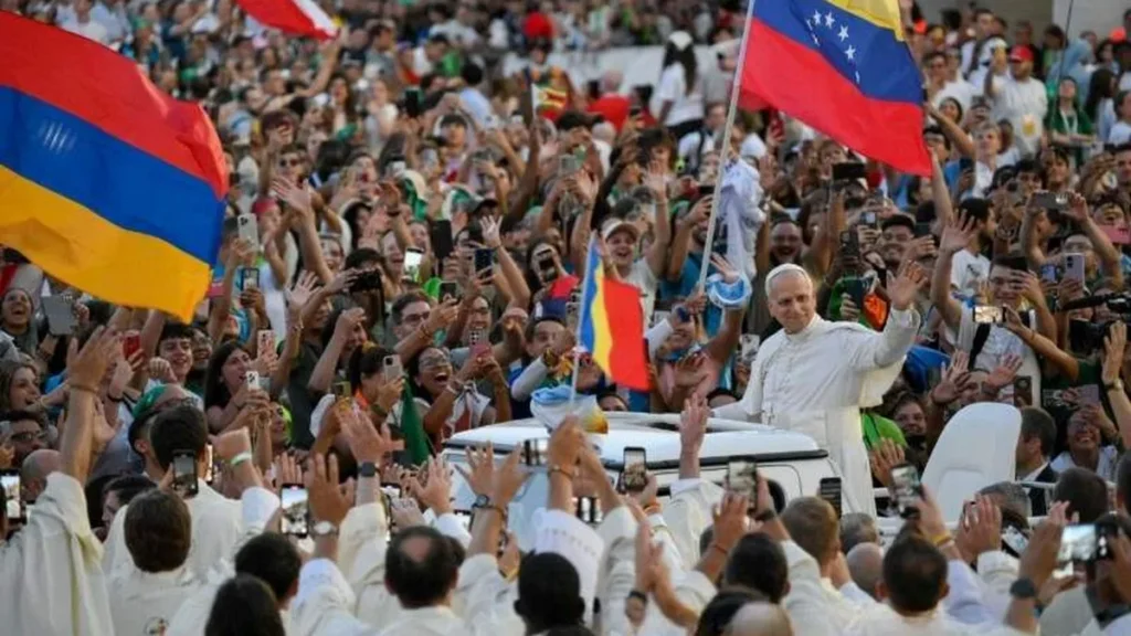 Imagem papa leao xiv no papamovel sauda os jovens no jubileu dos jovens 2025 do artigo Papa: unidade na Igreja é essencial para a missão cristã
