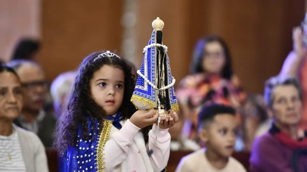 Imagem terco e consagracao solene romaria familia dos devotos 2025 do artigo Piedade Popular Mariana como dimensão do seguimento a Jesus