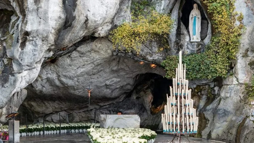 Imagem gruta de lourdes do artigo A devoção a Nossa Senhora de Lourdes além das aparições