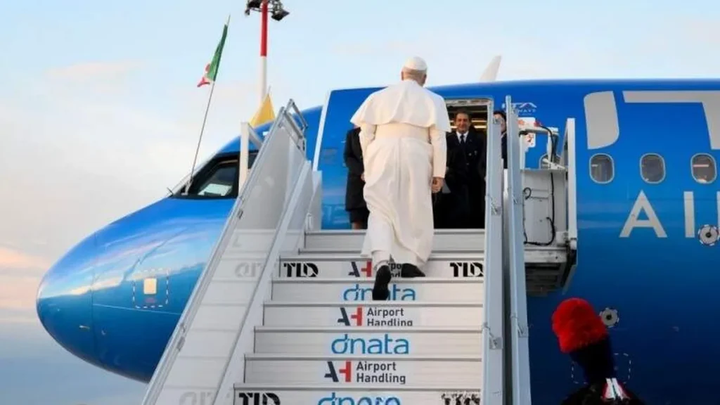 Imagem papa leao xiv sobe para a cabine do aviao do artigo Leão XIV anuncia viagens apostólicas à África e Espanha