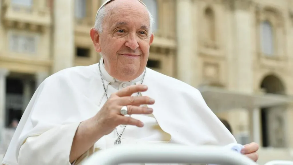 Imagem Papa Francisco no papamovel do artigo O assunto é Sinodalidade: Papa Francisco e a Sinodalidade