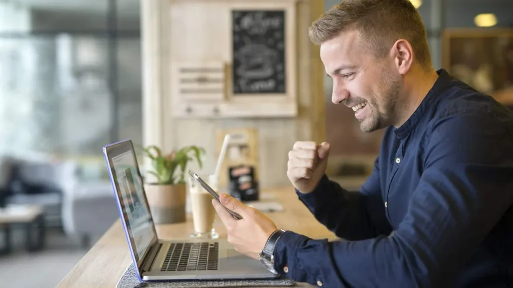 Imagem Homem feliz com seu empreendimento do artigo Empreendedorismo: boas práticas para se destacar no mercado