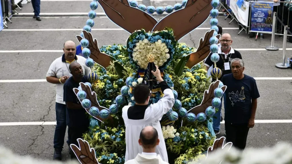 Imagem terco gigante missa solene terco dos homens 2026 do artigo Cada conta, uma oração: Terço gigante reaviva a fé dos homens devotos