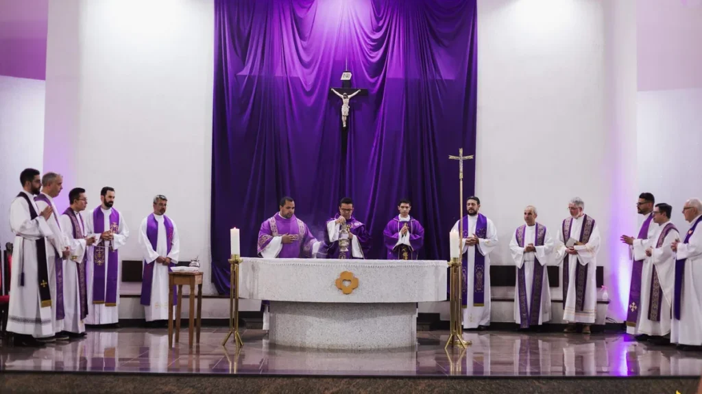 Imagem igreja com decoracao da quaresma em missa do artigo Como ornamentar o altar na Quaresma?