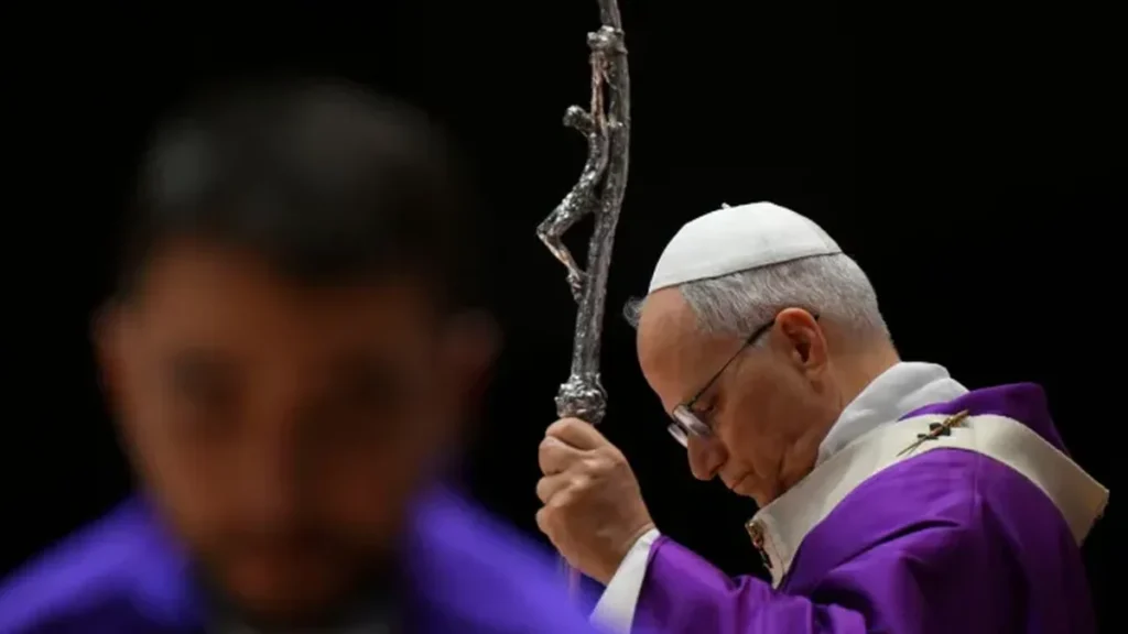 Imagem papa leao xiv durante missa na turquia em viagem apostolica 2026 do artigo Papa pede “jejum de palavras” nesta Quaresma