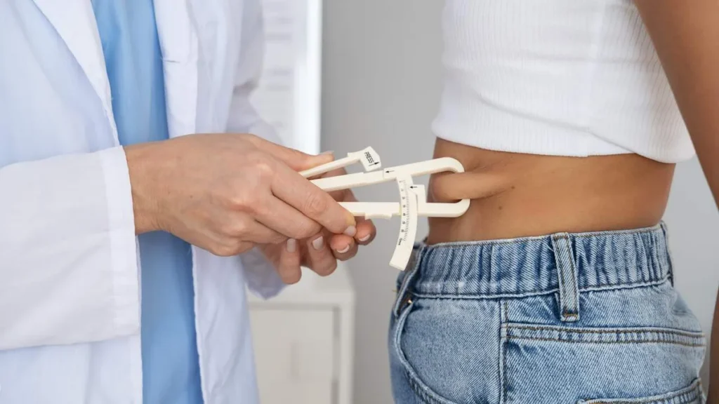 Imagem Medico medindo a gordura abdominal da paciente do artigo Gordura Abdominal: o risco silencioso para o coração