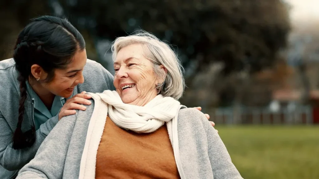 Imagem jovem e uma senhora sorrindo entre si do artigo "Felicidade pode ser aprendida", diz autora