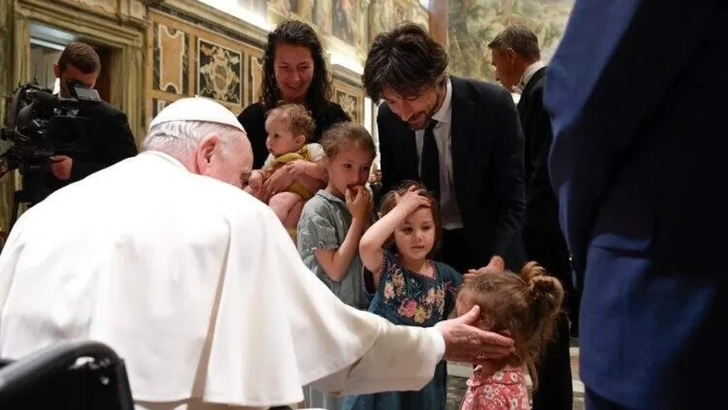Imagem papa francisco cumprimenta familias em 2022 do artigo Amoris Laetitia inspira tema do Terço das Mulheres