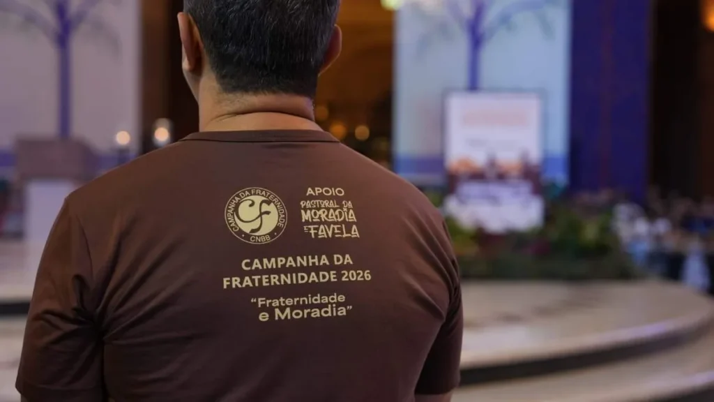 Imagem homem com a camisa da campanha da fraternidade 2026 missa do artigo Como são escolhidos os temas da Campanha da Fraternidade?