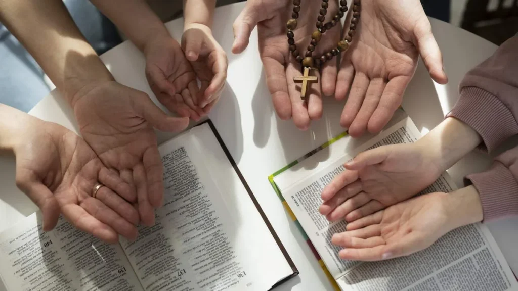 Imagem Leigos de maos postas juntos em oracao do artigo Podcast Caminhar Juntos: Episódio 2 - Os Leigos e a Igreja Sinodal