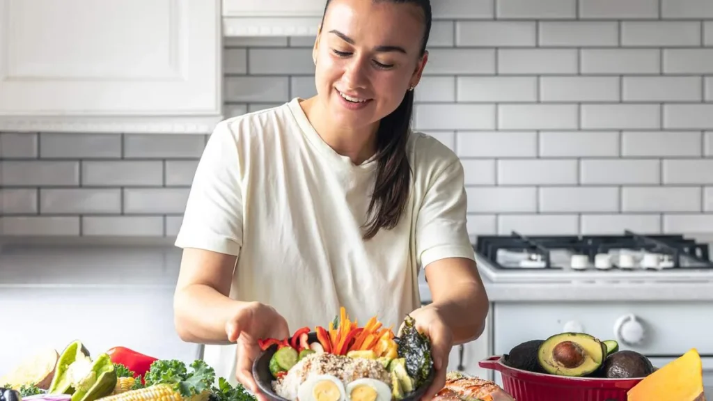 Imagem Mulher preparando uma refeicao saudavel do artigo Retenção de líquido: o que colocar no prato para desinchar?