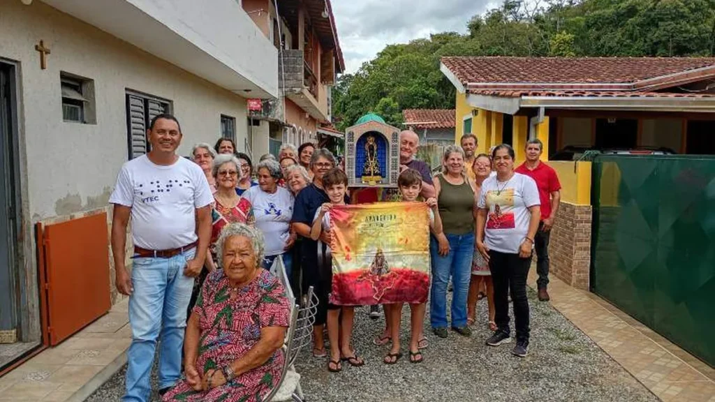 Imagem Pessoas recebem a Capelinha Missionaria do artigo Representante realiza a oração do Terço em suas visitas com a Capelinha Missionária