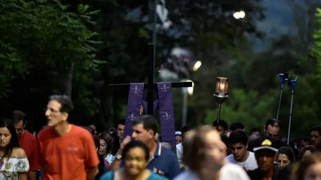Imagem Pessoas subindo o Morro do Cruzeiro em Via Sacra do artigo O diálogo entre Liturgia e Piedade Popular no Tempo Quaresmal