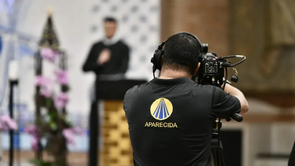 Imagem Cinegrafista da TV Aparecida na Capela do artigo TV Aparecida amplia alcance e fortalece sua presença nacional