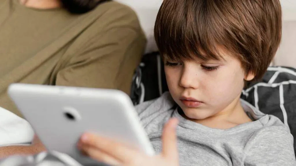 Imagem Crianca usando tablet ao lado do pai do artigo Paz provocadora!
