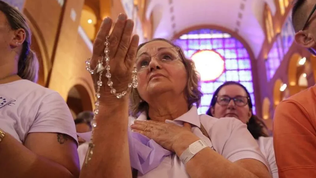 Imagem Mulher rezando do artigo Terço das mulheres: Espaço de acolhida e escuta!