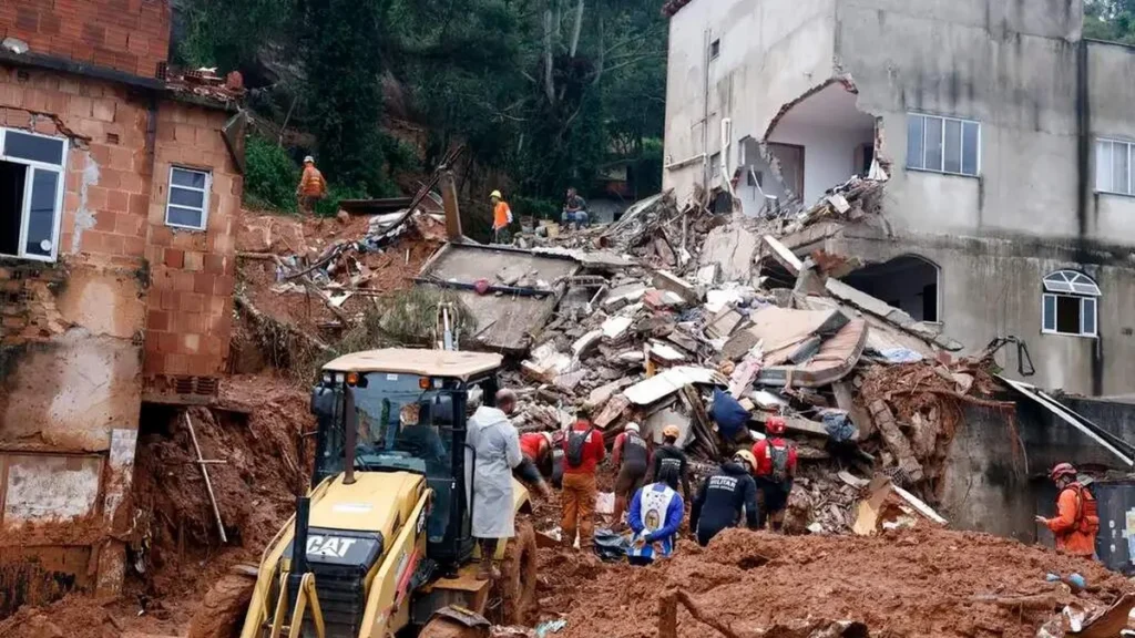 Imagem escombros em juiz de fora apos chuva na cidade em fevereiro de 2026 do artigo CNBB lamenta mortes em chuvas na Zona da Mata de Minas Gerais