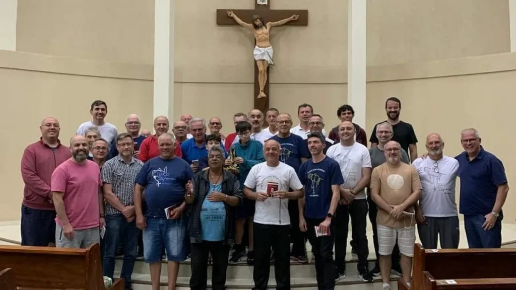 Imagem Grupo de Terco dos Homens reunido em oracao do artigo Terço dos Homens vive a Quaresma em oração