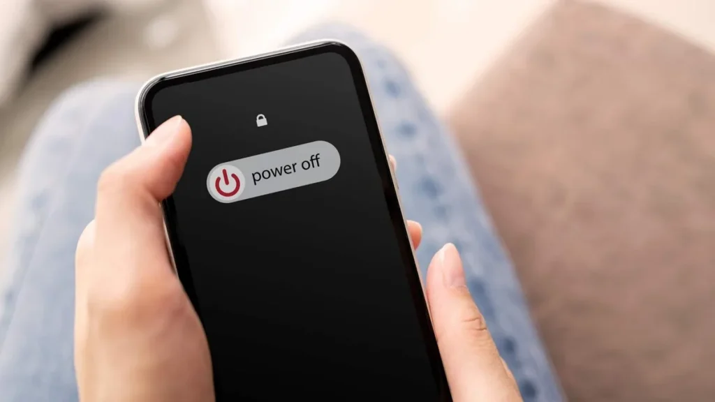 Imagem pessoa desligando o celular do artigo Penitência quaresmal aos domingos: é obrigatória?