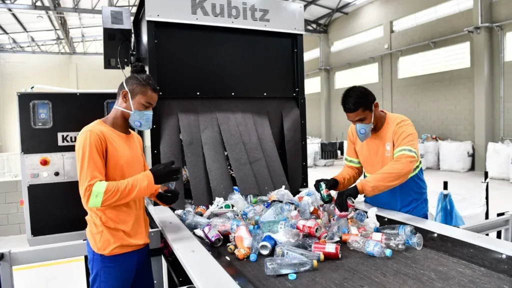 Imagem Coleta na Usina de Reciclagem do artigo Você sabe qual é o destino dos resíduos da Usina de Reciclagem do Santuário Nacional de Aparecida?