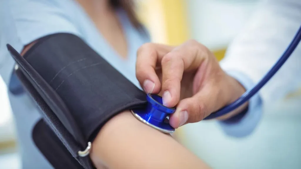 Imagem Doutor conferindo a pressao da paciente do artigo Doenças silenciosas: hipertensão e diabetes em alerta
