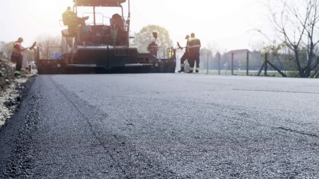 Imagem Estrada tampando buraco no asfalto do artigo Buracos na Dutra: concessionária já atuou em mais de 2 mil pontos