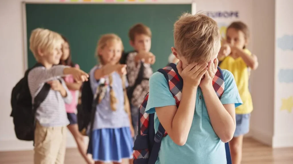 Imagem Garoto sofrendo bullying na escola do artigo Bullying: violência silenciosa dentro das salas de aula
