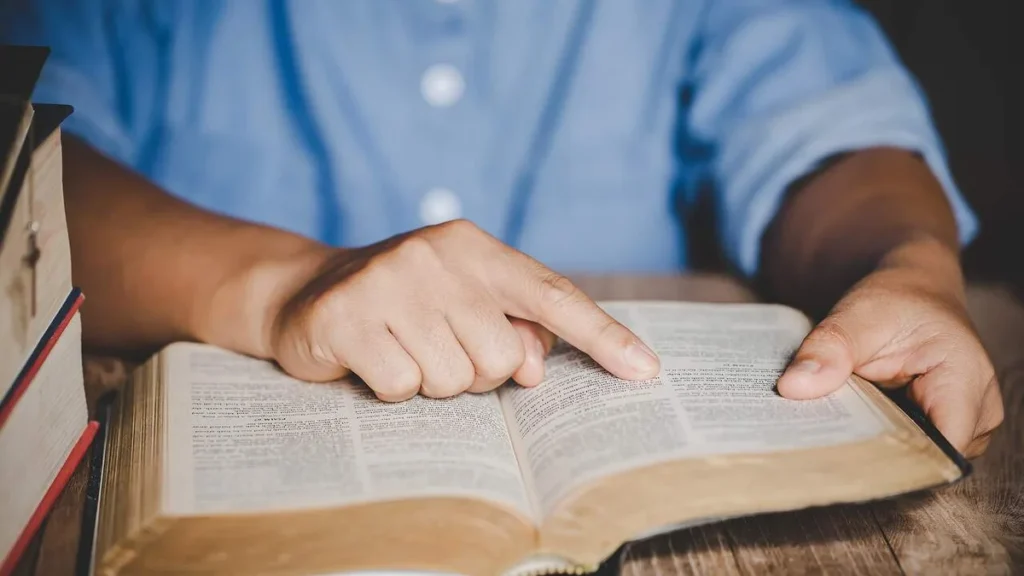 Imagem Homem lendo a Biblia do artigo A Formação para a Sinodalidade