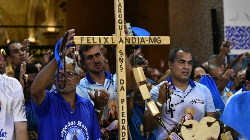 Imagem Homens do terco segurando um terco gigante nas maos do artigo Por que os homens rezam o terço?