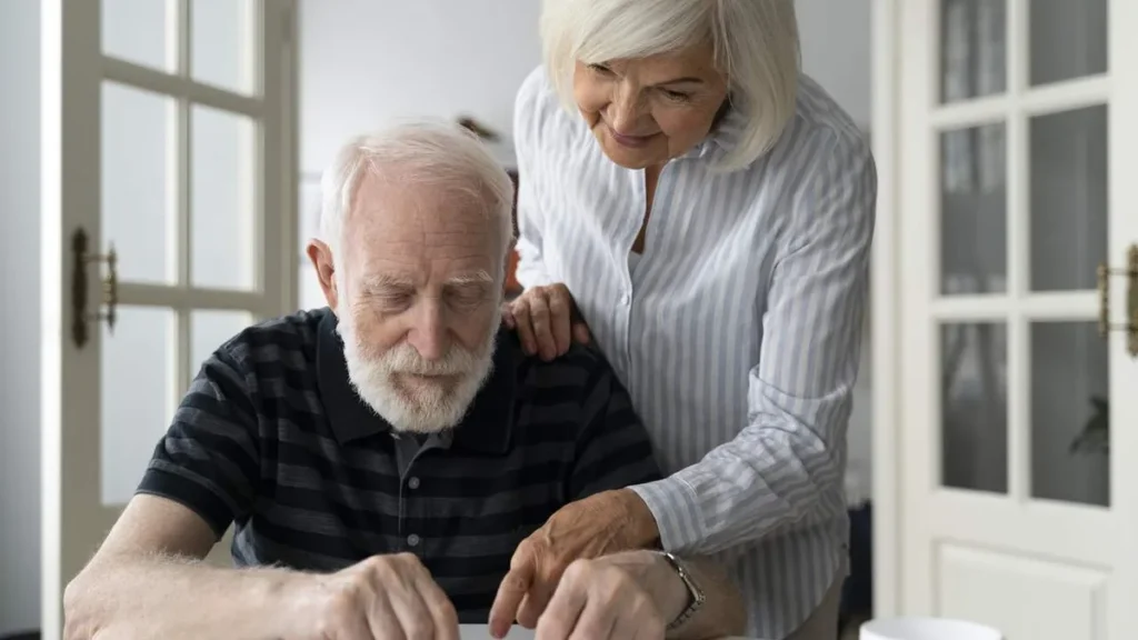 Imagem Idosa cuidando de outro idoso com Alzheimer do artigo Alzheimer: cuidar da memória é cuidar da vida